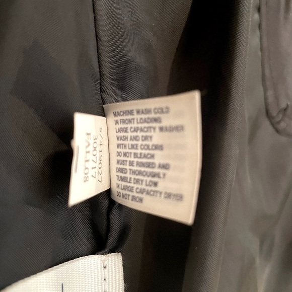 Gap Black Down Insulated Puffer Vest - Picture 9 of 10